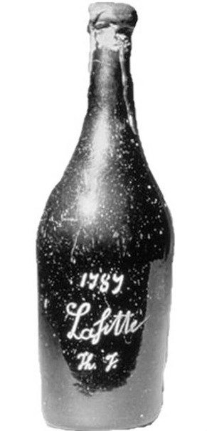 Самое дорогое вино в мире — Шато Лафите (Chateau Lafite), 1787. Оно было продано за 160 000$ в Лондоне на аукционе Кристи в 1985. Вино было куплено для коллекции Forbes. Особенность бутылки в том, что на ней выгравированы инициалы Томаса Джефферсона