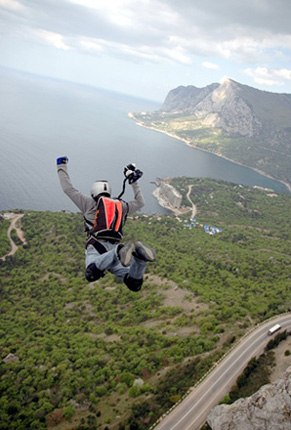 Самый опасный вид спорта - бейсджампинг - прыжки с парашютом с фиксированных объектов. Много летальных случаев происходит из-за неопытности, халатности, а также неподготовленности.