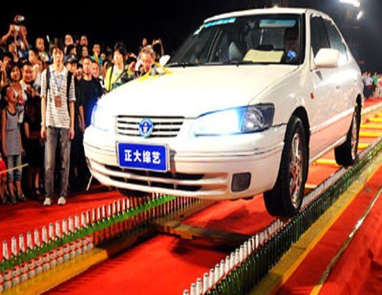 Жителю Китая по имени Ли Гайвен удалось установить новый рекорд по проезду на авто по бутылках. Мужчина проехал на машине по двум рядам вертикально поставленных стеклянных бутылок, протяженность которых составила 60,19 м.