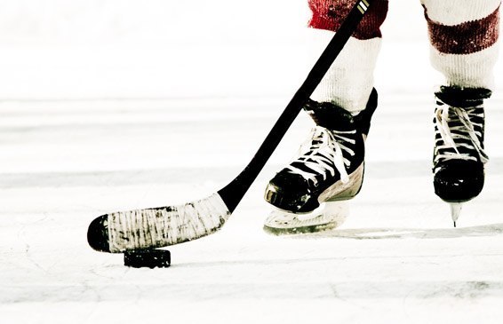 Рекорд канадского хоккеиста Панча Бродбента (1892 - 1971 гг.) не побит по сей день. Играя в НХЛ за команду "Оттава Сенаторз", в 1922 году на протяжении 16-ти игр не было ни одного матча, где Бродбент не забивал хотя бы одной шайбы за игру. А вот с дисциплиной у члена Зала хоккейной славы НХЛ было не очень... За свою карьеру Панч отсидел более 2000 минут штрафа и это при росте 170 см.