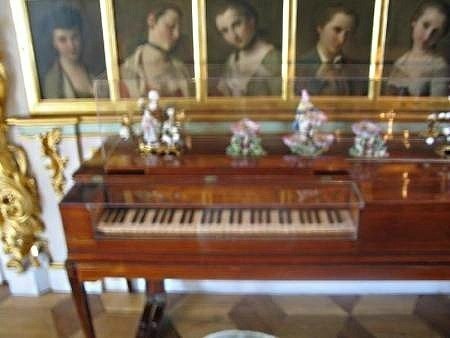 Самое старое пианино, существующее на сегодня, было построено в 1720 году.