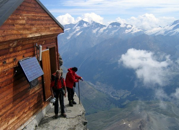 В Швейцарии на высоте 4 000 метров находится самая высоко расположенная хижина для альпинистов – Солвей Хут. Это небольшое убежище, куда могут поместиться 10 человек. Хижина была построена вручную в 1915 году и предназначена для экстренных ситуаций.