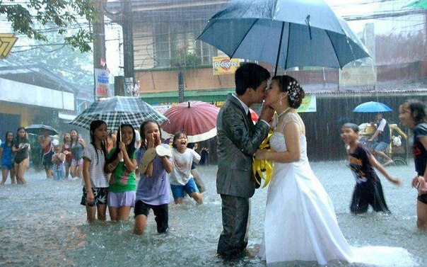 Свадьба во время наводнения на Филиппинах.