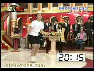 Японская девочка прыгает на скакалке