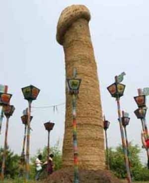 Самый большой член в мире достиг размеров 30 метров. Это памятник «Опора неба», установленный на холме Кинлонг в китайском городе Чанчунь.