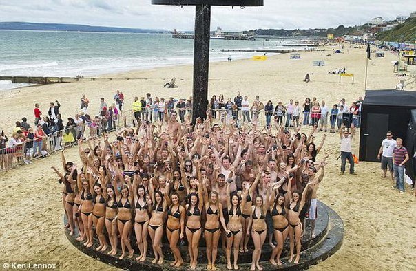 На пляже в Борнмуте, Великобритания, 152 человека приняли вместе душ, установив новый мировой рекорд по самому большому количеству одновременно принимающих душ людей.