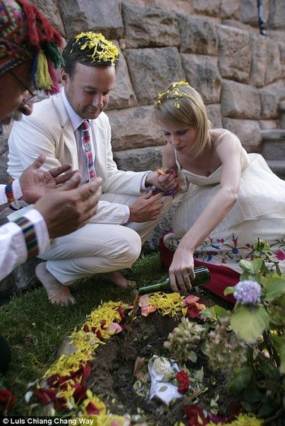 Алекс Пиллинг и Лиза Грант из Восточного Йоркшира путешествуют по миру с лета прошлого года, устраивая в разных странах свадебные церемонии в соответствии с традициями той местности, где они пребывают. На сегодня они  поженились” уже 22 раза, и в планах еще 8 свадеб.