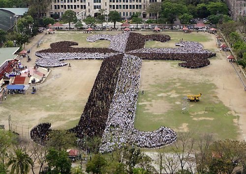 В Маниле 24000 студентов собрались в самый большой крест из людей.
