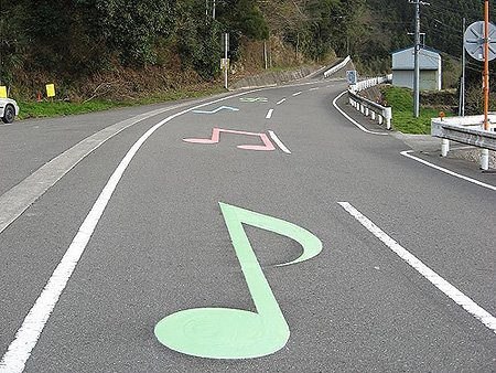 В нескольких местах Японии можно проехать на автомобиле по музыкальным дорогам. На участке шоссе размещаются бороздки разной глубины и на разном расстоянии друг от друга. При проезде по этому участку на определённой скорости вибрация от бороздок через колёса передаётся в салон машины, где превращается в какую-нибудь мелодию. Если в Японии музыкальные дороги делают главным образом для туристов, то в Южной Корее подобные отрезки конструируют на особо монотонных шоссе, чтобы привлечь внимание водителей и не дать им заснуть.