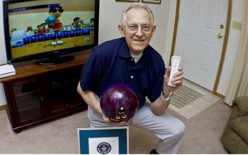 Самым старым геймером, добившимся значительных успехов в игре Wii Sports Bowling был признан 85-летний американец Джон Бейтс, житель штата Висконсин, США.