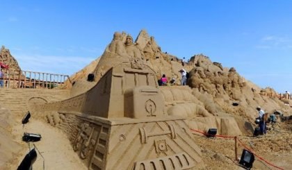 Самая большая скульптура из песка зарегистрирована представителями Книги Рекордов Гиннеса 29 сентября 2010 в Чжоушане, Китай. Над скульптурой трудились 30 артистов в течение 2,5 месяцев.