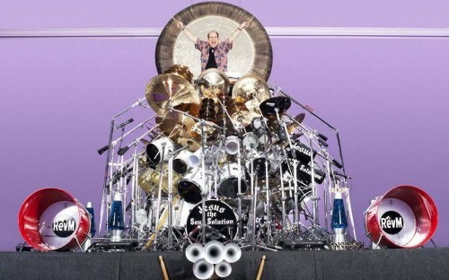 Марк Температо (Лейквилль, Нью-Йорк) – барабанщик группы "Jesus the Soul Solution" – является владельцем самой крупной барабанной установки в мире, состоящей из 340-ка элементов. Отправляясь на гастроли, он вынужден перевозить все свои музыкальные инструменты в специальном фургоне. (Guinness World Records/PA)