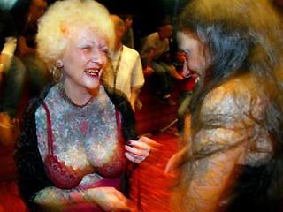 68-летняя Изобел Варли из пригорода Лондона, Стивенэйдж, является самой татуированной бабушкой в мире. Все ее тело с головы до пят украшено цветными татуировками
