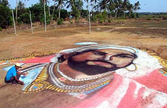 Самый большой рисунок на песке нарисовал Нилеш Раджарам Наик из Мурда Граунд, Тисвади, Гоа, Индия. Размер произведения искусства составил 4 900 квадратных метров.