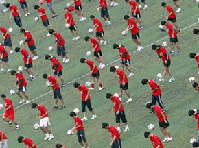 Китайские болельщики с размахом отпраздновали окончание Чемпионата мира по футболу в ЮАР, общими усилиями установив новый рекорд для Книги Гинесса по одновременному набиванию мяча.