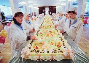 В июне 2001 г. в московской гостинице "Славянская" желающие могли отведать кусок самого длинного торта, который имел длину 144 м и весил 4 тонны. А яиц для его изготовления потребовалось гораздо больше, чем бразильцам - 22 тысячи