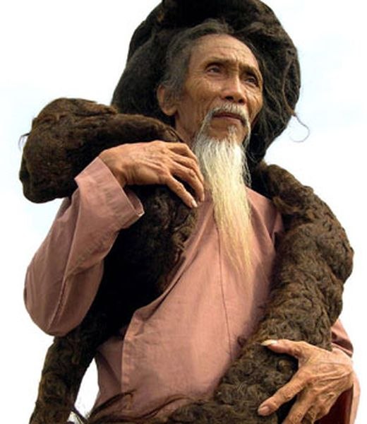 Вьетнамец Тран Ван Хэй в 2004 году попал в книгу рекордов Гиннесса благодаря тому, что не стриг волосы на протяжении 31 года