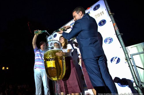В Балаклаве, Крым к празднованию Дня Рождения Шампанского было приурочено установление нового мирового рекорда, который записали в Книгу рекордов Гиннесса.