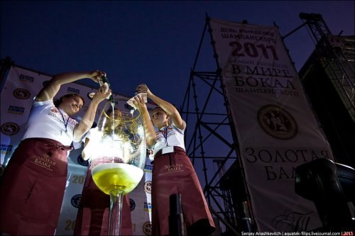 В Балаклаве, Крым к празднованию Дня Рождения Шампанского было приурочено установление нового мирового рекорда, который записали в Книгу рекордов Гиннесса.