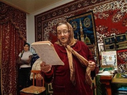 Рекордсменка книги Гиннесса Сакинат Ханапиева носит титул самой сильной бабушки в мире.
