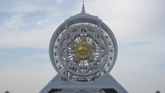 Крупнейшее колесо обозрения диаметром 47,60 метров и высотой 57 метров в закрытом архитектурном дизайне было представлено в прошлом месяце в Ашхабаде