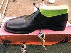 Увековечить свое имя в Книге рекордов Гиннесса планируют в скором времени башмачники из колумбийского города Букараманга: сшитый ими ботинок длиной 6 м претендует на право называться самым большим в мире ботинком. 