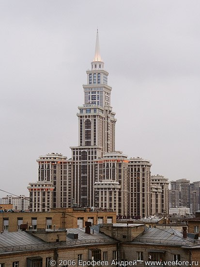 Российский комитет Регистрации рекордов планеты признал жилой комплекс "Триумф-Палас" самым высоким жилым зданием в Европе. После установки шпиля общая высота здания составила 264,1 метра. Новый рекорд был зафиксирован представителями Книги Гиннесса 20 декабря 2003 года