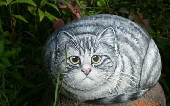 Художница Маргарита Глемборг превращает камни в котов. Очень круто смотрится.