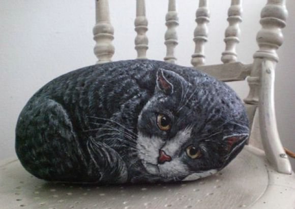 Художница Маргарита Глемборг превращает камни в котов. Очень круто смотрится.