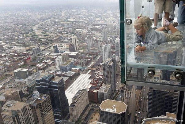 Небоскрёб Sears Tower (Уиллис-тауэр, 110 этажей, высота – 443,2 м), находящийся в Чикаго, самое высокое здание в США и пятое по высоте в мире. На 103-м этаже этого небоскрёба были прочно установлены четыре стеклянных балкона (Sears Tower skydeck), выступающих из здания на некоторое расстояние. Каждый такой балкон способен выдержать нагрузку в целых 5 тонн, а толщина массивного стекла составляет почти 4 сантиметра.