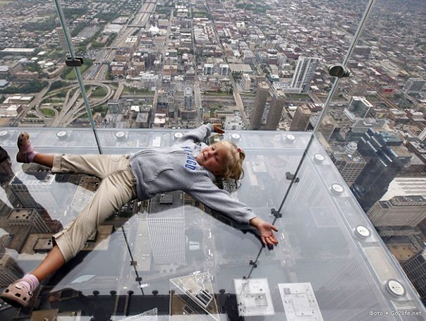Небоскрёб Sears Tower (Уиллис-тауэр, 110 этажей, высота – 443,2 м), находящийся в Чикаго, самое высокое здание в США и пятое по высоте в мире. На 103-м этаже этого небоскрёба были прочно установлены четыре стеклянных балкона (Sears Tower skydeck), выступающих из здания на некоторое расстояние. Каждый такой балкон способен выдержать нагрузку в целых 5 тонн, а толщина массивного стекла составляет почти 4 сантиметра.