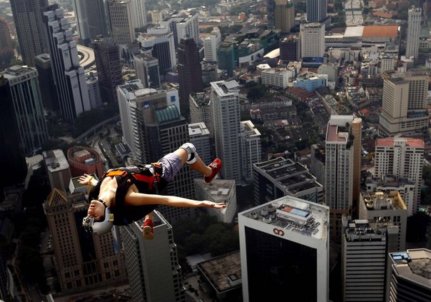 Французская бейсджампер Флориан Пеи прыгает с 421-метровой телебашни «Менара Куала-Лумпур», Куала-Лумпур, Малайзия. 
