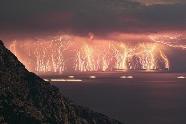 Эти 70 молний были запечатлены во время шторма на острове Икария. Фото сделано с применением длинной выдержки