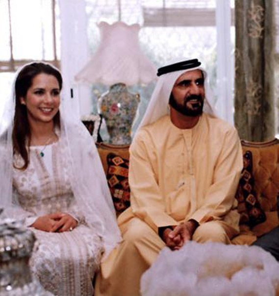 Говоря о самых роскошных и знаменитых свадебных церемониях, нельзя не упомянуть о свадьбе нынешнего премьер-министра ОАЭ шейха Мухаммеда бин Рашида аль-Мактума и шейхи Хинд бинт Мактум, состоявшейся в 1981 году и вошедшей в Книгу рекордов Гиннеса, как самая дорогая свадьба в мире. На торжество были приглашены двадцать тысяч гостей, для встречи которых пришлось спешно построить целый стадион. Празднование продолжалось семь дней, но еще за месяц до свадьбы шейх угостил всех жителей города изысканными деликатесами и напитками. Всего было потрачено 100 миллионов долларов, и побить этот рекорд пока не удалось никому.