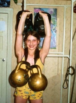 Варя Акулова, которую также называют "Девочка Геркулес" может поднимать до 350 кг, при этом она весит всего 40 кг, и является самой сильной девушкой мира. Этот факт уже подтвержден дважды в Книге рекордов Гиннеса.