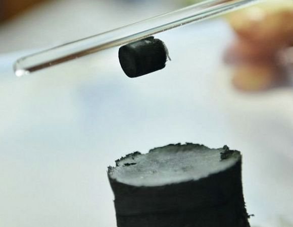 Китайскими учеными разработан самый легкий материал в мире.Его вес настолько мал, что легко удерживается на цветочных лепестках.