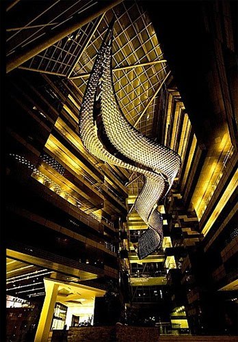 Самая большая люстра Reflective Flow в мире весит 18 тонн! Она зарегистрирована Книгой рекордов Гиннеса в 2010 году в г.Доха (столица Катара). В конструкции использовано 165000 светодиодов, длина светильника 38,5 метра, высота 16 метров, ширина 12 метров.