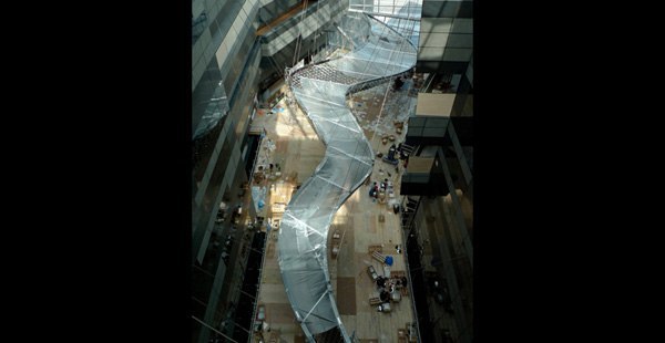 Самая большая люстра Reflective Flow в мире весит 18 тонн! Она зарегистрирована Книгой рекордов Гиннеса в 2010 году в г.Доха (столица Катара). В конструкции использовано 165000 светодиодов, длина светильника 38,5 метра, высота 16 метров, ширина 12 метров.