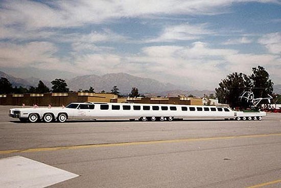 Самый длинный лимузин в мире был изобретен и спроектирован Джеем Орбергом из города Бербэнк в Калифорнии. Необычность транспортного средства заключается в его длине, которая составляет 30 с половиной метров. Благодаря этому машина попала в книгу рекордов Гиннеса.