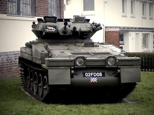 По данным Книги рекордов Гиннеса, британский легкий танк FV101, под названием «Скорпион», является самой быстрой боевой разведывательной машиной своего класса. Этот быстроходный маневренный танк может развивать скорость до 80 км/час, при полезной загрузке в 75%. Такая высокая скорость достигается благодаря легкому корпусу из специального алюминиевого сплава. Танк «Скорпион» был создан в 1964-1967 годах, серийное производство было налажено на заводах Бельгии и Великобритании.