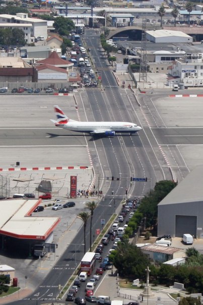 В Гибралтарском аэропорту автомобильная дорога пересекает впп