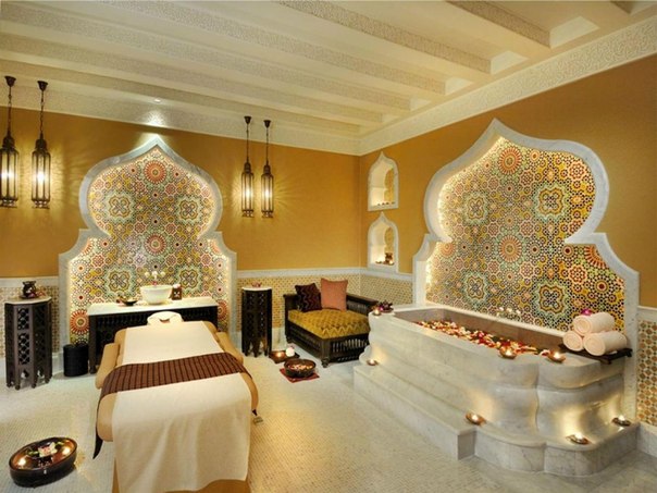Пятизвездочный отель Абу-Даби Emirates Palace включен в Книгу рекордов Гиннесса как самое дорогое место в мире для проведения отпуска.