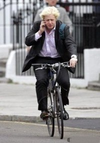 Этого человека зовут Борис Джонсон. Он едет на своем велосипеде из дома на работу. Должность у человека весьма интересная, он - мэр Лондона.