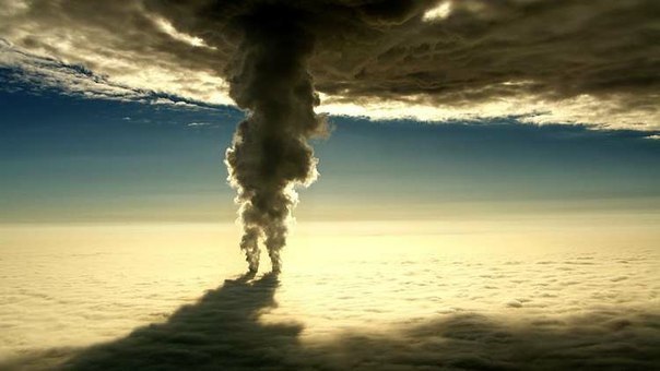 Пар из градирен самой большой в мире атомной электростанции поднимается над облаками.