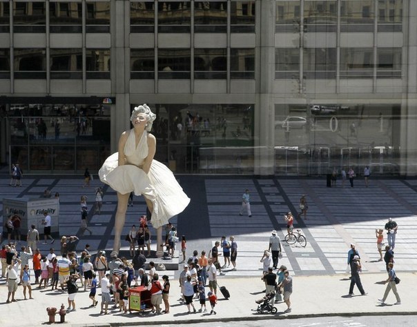 Самая большая скульптура Мэрилин Монро в Чикаго.