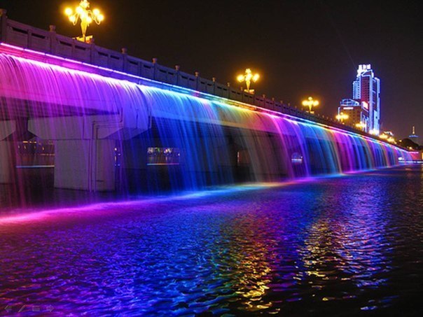 В Сеуле есть мост-фонтан, который занесен в Книгу Рекордов Гиннеса, как самый длинный фонтан в мире.