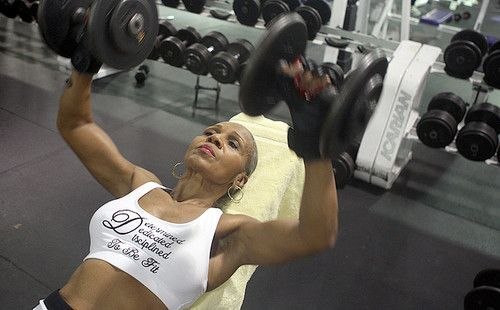 А знаете ли вы, сколько лет самой старой бодибилдирше мира? 74! Ее зовут Эрнестина Шепард, живет она в Балтиморе (США) и до сих пор не только регулярно тренируется, но и работает инструктором в фитнес-клубе. Не удивительно, что ее имя внесено в Книгу рекордов Гиннеса!