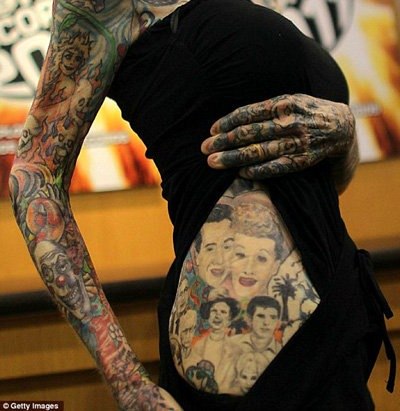 Самой татуированной женщиной мира считается Джулия Гнус, 95 процентов тела покрыто разными картинками.
