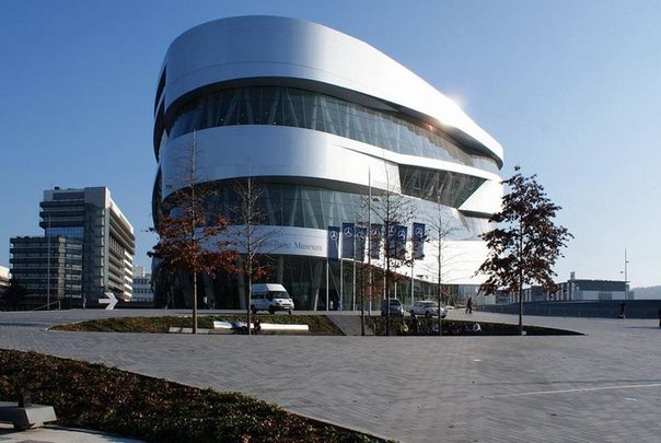 Музей Mercedes-Benz является домом не только для автомобилей, но и имеет статус обители «самого сильного искусственно произведенного торнадо в мире». 34.4- метровый вихрь не был разработан как достопримечательность, а как канал для дыма из здания в случае пожара.