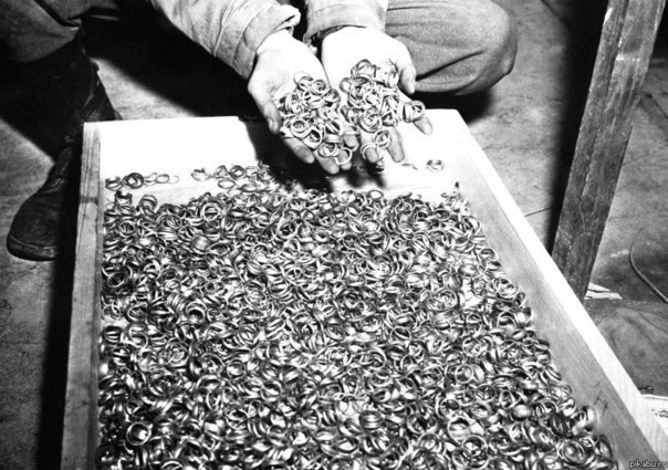 Всё, что осталось от узников Бухенвальда. Обручальные кольца, обнаруженные американскими солдатами. 
